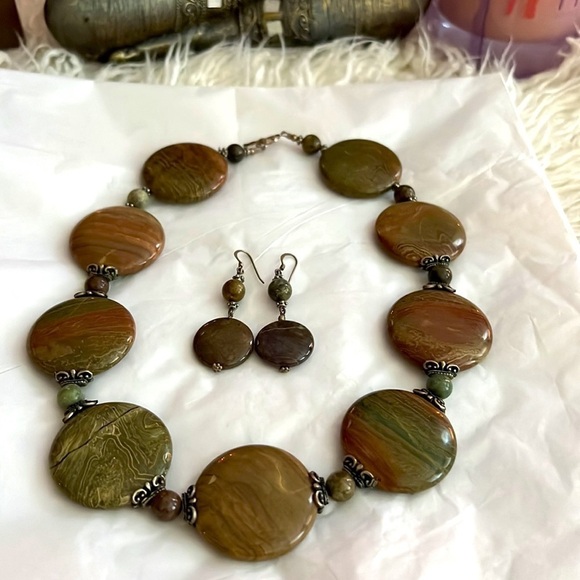 Stunning BCBG Stone Choker Necklace with Matching Dangle Earrings! 🤩🛍️💕 - Picture 1 of 6